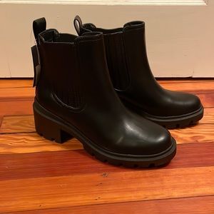 Universal threads Chelsea boots